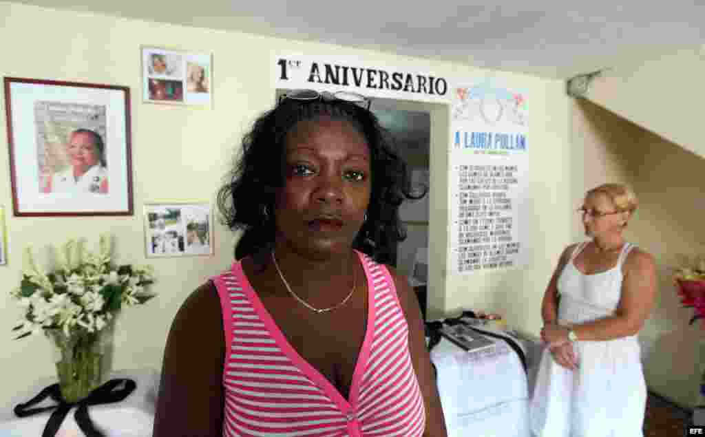 HAB01. LA HABANA (CUBA), 12/10/12.- Berta Soler (i), líder de las Damas de Blanco, posa junto a la opositora cubana María Cristina Labrada (d) en la sede de ese movimiento hoy, viernes 12 de octubre de 2012, en La Habana (Cuba). A punto de cumplirse un añ