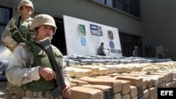 Fotografía de archivo. Soldados mexicanos custodian un cargamento de marihuana incautado por la Policía y el Ejército en Ensenada, estado de Baja California (México).