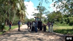 Grupo de campesinos cubanos, a punto de presentar sus solicitudes para recibir en usufructo tierras ociosas del Estado.
