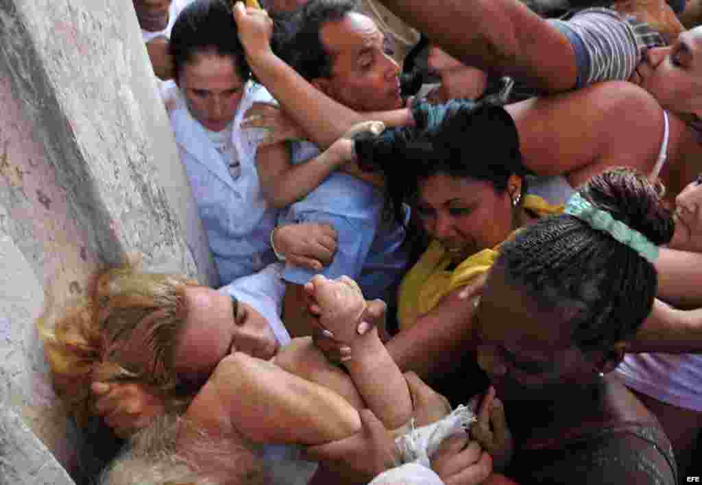 Las Damas de Blanco son hostigadas por parte de un grupo de afines al régimen cubano.