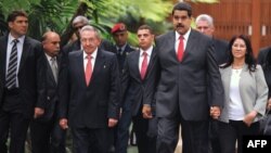 Raúl Castro recibe a Maduro en el Palacio de la Revolución. 