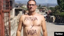 El líder de UNPACU, José Daniel Ferrer, se pinta el cuerpo con el cartel "Patria y Vida". (Foto: Twitter)
