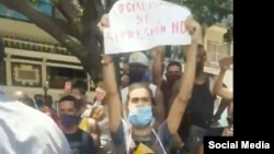 Leonardo Romero Negrín levanta el cartel en el que pide: "Socialismo sí, represión no", el 30 de abril de 2021