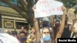 Leonardo Romero Negrín levanta el cartel en el que pide: "Socialismo sí, represión no".