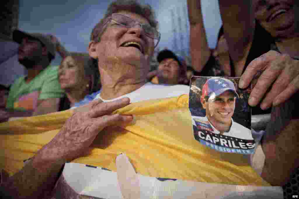 Una seguidora del candidato presidencial de la oposición venezolana, Henrique Capriles Radonski.