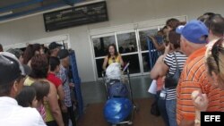 La policía cubana custodia la embarcación que transporta 624 estudiantes de 248 universidades de EE UU a La Habana.