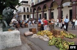 Venta de alimentos en una feria en el Paseo del Prado, Habana Vieja.
