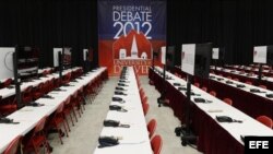 Vista general del interior del centro de prensa para el debate presidencial 2012, en el Magness Arena en la Universidad de Denver en Denver (EE.UU.).