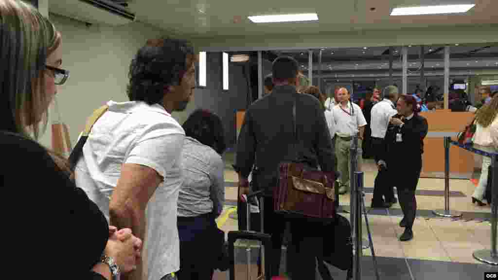 Pasajeros a su llegada al Aeropuerto Internacional de Tocumen, en ciudad de Panamá.