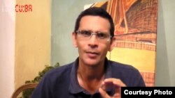 Fernández Izaguirre en la presentación del video de La Hora de Cuba con la grabación del diálogo entre los agentes de la Seguridad del Estado y Yoelis Romero.