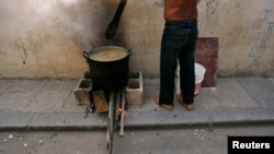 Un hombre cocina con leña en La Habana. Foto Archivo REUTERS/Claudia Daut