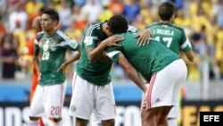 Jugadores del equipo mexicano al terminar el juego con Holanda y quedar eliminados del Mundial 2014