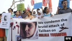 Archivo - Activistas de Derechos Humanos paquistaníes participan en una manifestación en repulsa al ataque contra Malala Yousafzai en Islamabad, Pakistán. 