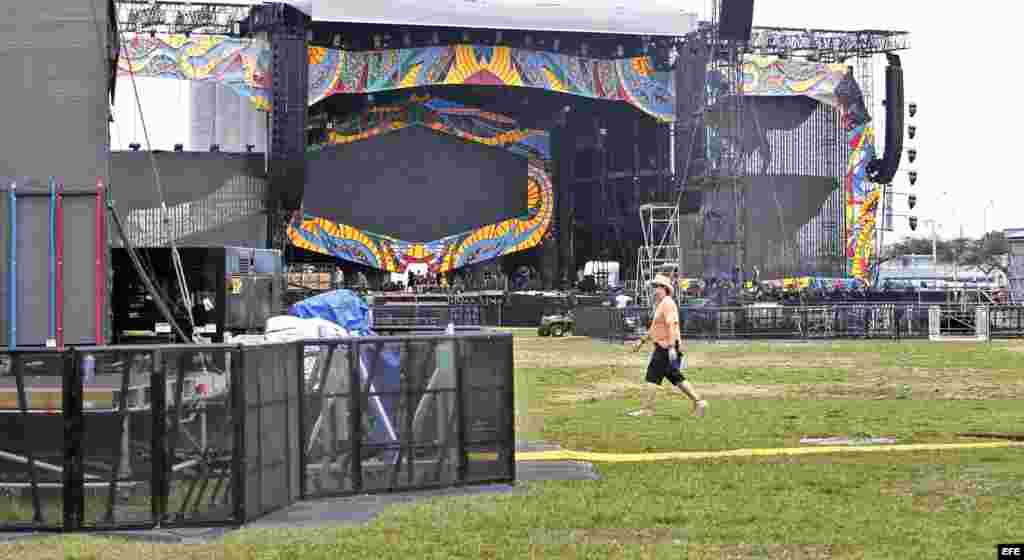 Vista general del escenario donde se presentará en concierto gratuito la banda británica The Rolling Stones.