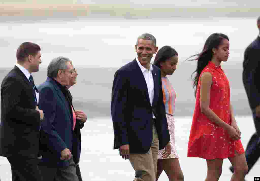 Raúl Castro despide a el presidente de Estados Unidos, Barack Obama y su familia.