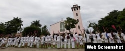 Las Damas de Blanco frente a la Iglesia de Santa Rita, en Miramar, La Habana.