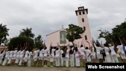Las Damas de Blanco frente a la Iglesia de Santa Rita, en Miramar, La Habana.