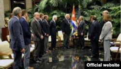 Raúl Castro recibe en La Habana a una delegación de seis congresistas estadounidenses.