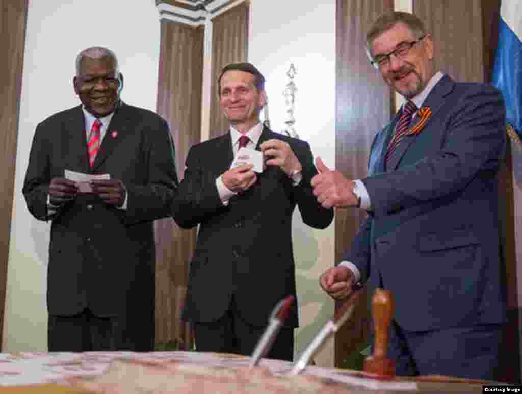 Esteban Lazo (i) con el presidente de la Duma Rusa, Serguei Narishkin (c) y el embajador ruso en La Habana, Mijail Kalinin. 