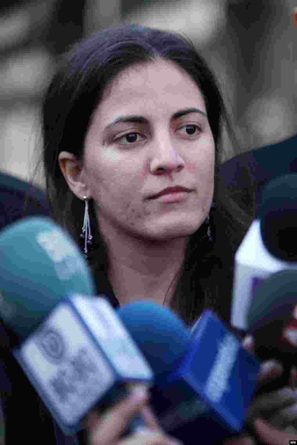 Rosa María Payaá responde a la prensa tras visitar al expresidente chileno Patricio Aylwin (1990-1994).