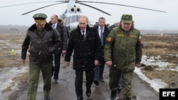 Vladimir Putin observa ejercicios militares en Leningrado.
