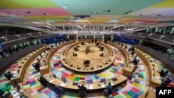 Jefes de Estado y de gobierno europeos asisten a una cumbre de la Unión Europea (UE) en el edificio del Consejo Europeo en Bruselas. (Kenzo Tribouillard/AFP)