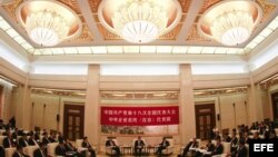 Delegados se reúnen en uno de los salones del Gran Palacio del Pueblo durante el XVIII Congreso del Partido Comunista de China (PCChn), en Pekín, China. 