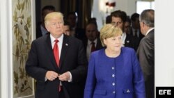 La canciller alemana, Angela Merkel, da la bienvenida al presidente de EEUU, Donald Trump, que asiste en Hamburgo a la cumbre del G20.