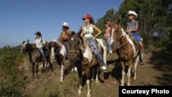 Las cabalgatas por bucólicos paisajes son la especialidad de la finca La Guabina