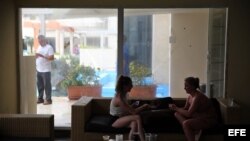 Varios turistas permanecen evacuados en el hotel Barceló Arenas Blancas, en la playa de Varadero (Cuba) hoy, domingo 10 de septiembre de 2017, un día después del paso del huracán Irma por Cuba. El huracán Irma se aleja a una velocidad de 13 kilómetros por