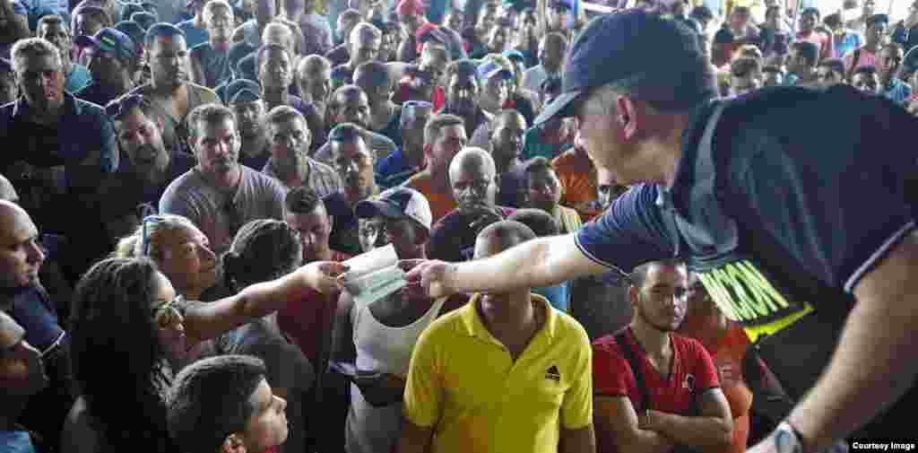 Las autoridades migratorias de Costa Rica otorgan un salvoconducto a los migrantes cubanos. (Foto cortesía de La Nación/Alonso Tenorio)