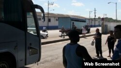 Anuncian restablecimiento de servicio de transporte nacional, cubanos se quejan