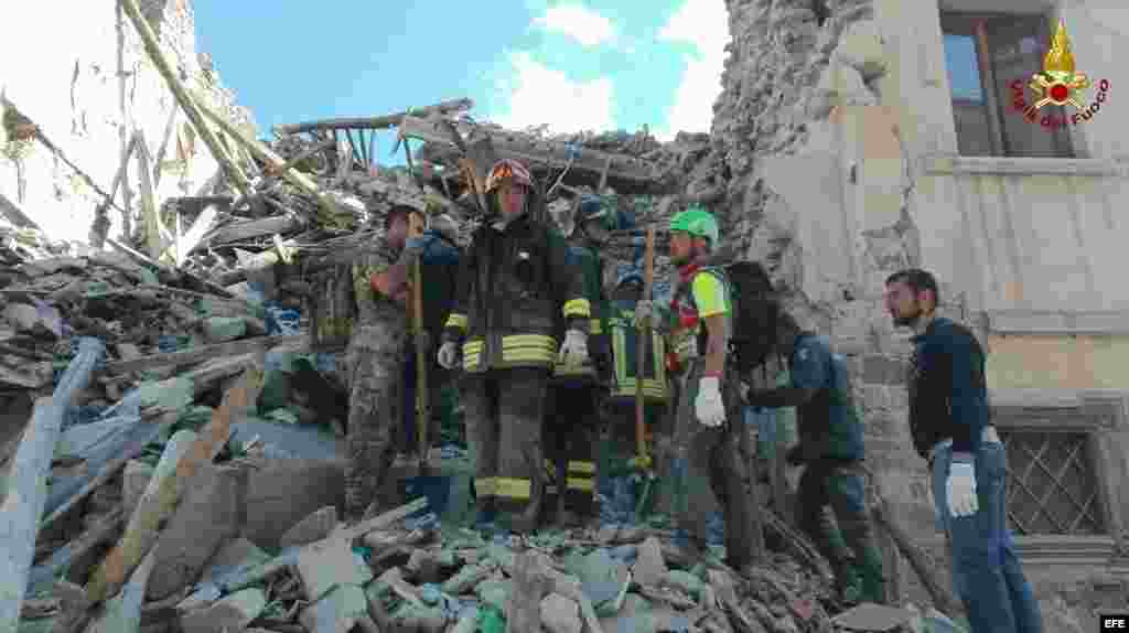 Imagen facilitada por la Brigada de Bomberos de Italia que muestra al cuerpo de bomberos en busca de supervivientes en una de los edificios derrumbadas en Amatrice, en el centro de Italia, hoy, 24 de agosto de 2016. Al menos 37 personas han muerto y decen