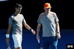 El serbio Novak Djokovic (i) y su entrenador, Boris Becker.