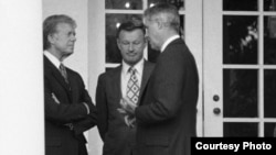 El presidente Jimmy Carter (i) conferencia con su asesor de Seguridad Nacional Zbigniew Brzezinski (c) y su secretario de Estado Cyrus Vance (d)