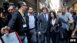 El presidente cesado de la Generalitat de Cataluña, Carles Puigdemont (c), acompañado por su esposa, Marcela Topor, tras almorzar en un céntrico restaurante de Girona después de haber efectuado a través de TV3 una "declaración institucional" desde esta ci