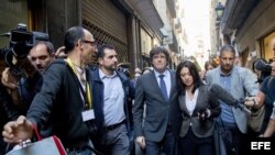 El presidente cesado de la Generalitat de Cataluña, Carles Puigdemont (c), acompañado por su esposa, Marcela Topor, tras almorzar en un céntrico restaurante de Girona después de haber efectuado a través de TV3 una "declaración institucional" desde esta ci