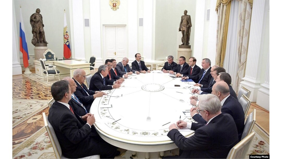 Alejandro Castro Espín participa en reunión de Raúl Castro con Putin.