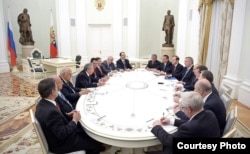 Alejandro Castro Espín participa en reunión de Raúl Castro con Putin.