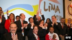 La delegación de Lima (Perú), con la alcaldesa de Lima, Susana Villarán (c), celebra que Lima ha sido seleccionada como ciudad anfitriona de los Juegos Panamericanos 2019