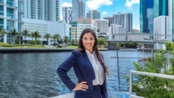 Vuelve a 1800 Online Claudia Cañizares, abogada de inmigración licenciada en la Florida