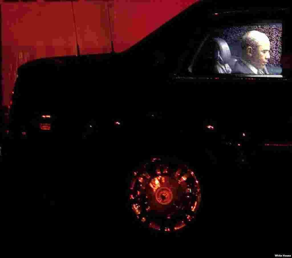 El presidente Obama en el auto presidencial. 