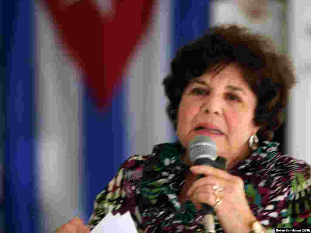 La expresa politica Nelly Rojas, quien pasó más de 9 años en las cárceles castristas, habla durante el Primer Coloquio del Presidio Politico Cubano. (Roberto Koltun/Radio yTV Martí)