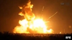 Captura de video de la NASA que muestra el cohete incendiándose en la plataforma de lanzamiento.