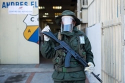 Un soldado frente a un centro de votación en Caracas, el 6 de diciembre de 2020
