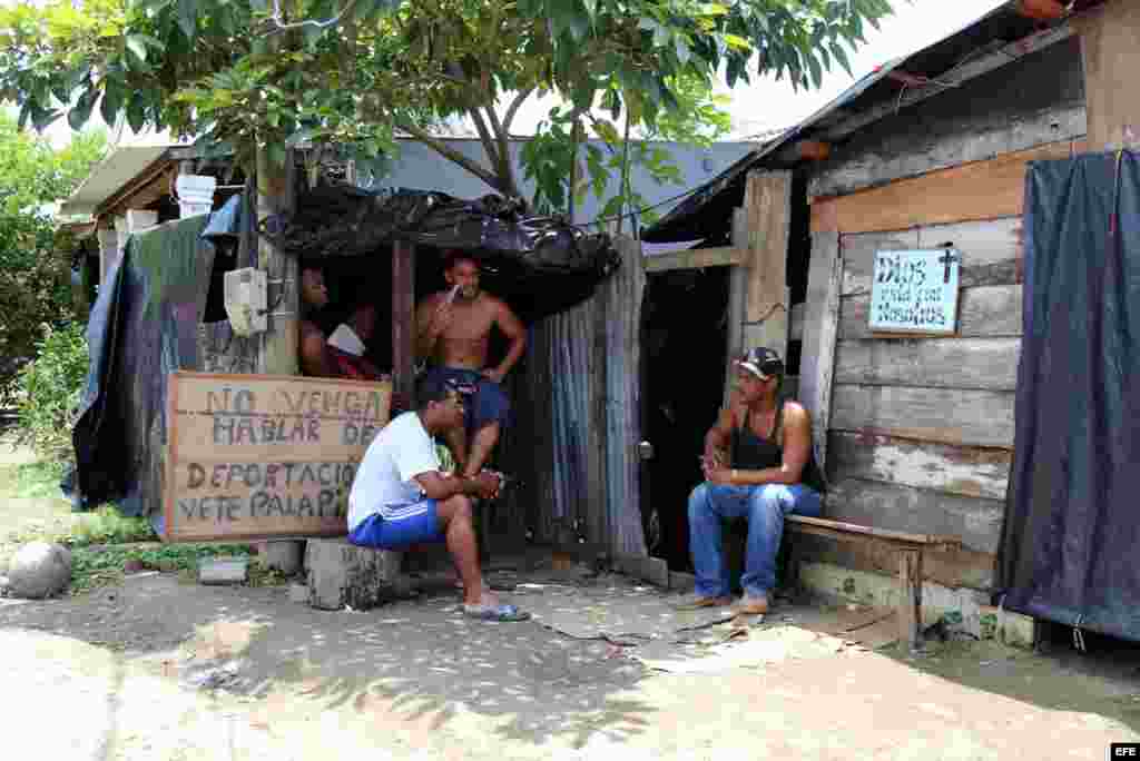 - Fotografía del 31 de julio de 2016 de ciudadanos cubanos en tránsito en la población de Turbo (Colombia). Hacinados en improvisados albergues en la localidad colombiana de Turbo unos 2.000 cubanos, hombres mujeres y niños, pasan los días esperando notic