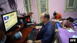Un hombre se conecta a internet en su casa en La Habana (Cuba)