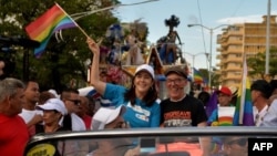 Mariela Castro, hija del exgobernante cubano Raúl Castro y directora del Centro Nacional de Educación Sexual, participa el 12 de mayo de 2018 en un desfile de la comunidad gay en La Habana.