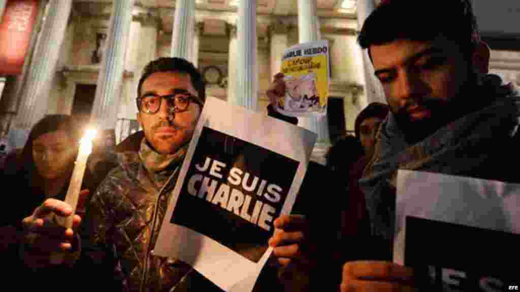 Londinenses participan en una vigilia de protesta contra el ataque en París