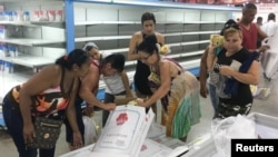 Foto Archivo. Mujeres compran pollo en un supermercado en La Habana. REUTERS/Sarah Marsh